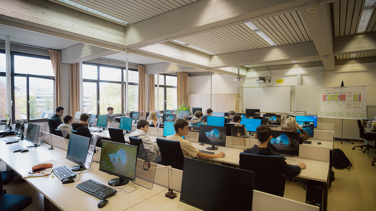 Fachoberschule für Wirtschaft, Grafik und Kommunikation 'Julius und Gilbert Durst'